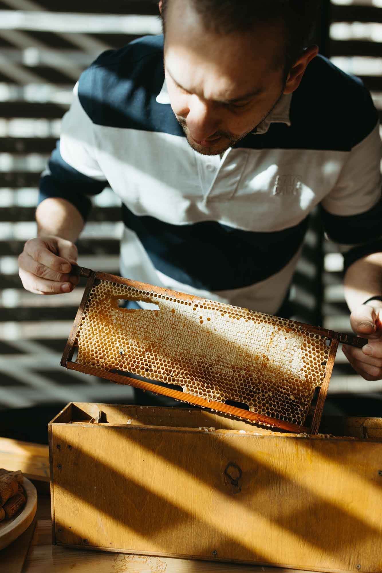 Elvis Mešić | Culinaire voorbereiding met honingraat tijdens een fine dining moment bij Zuiver Vlieland.