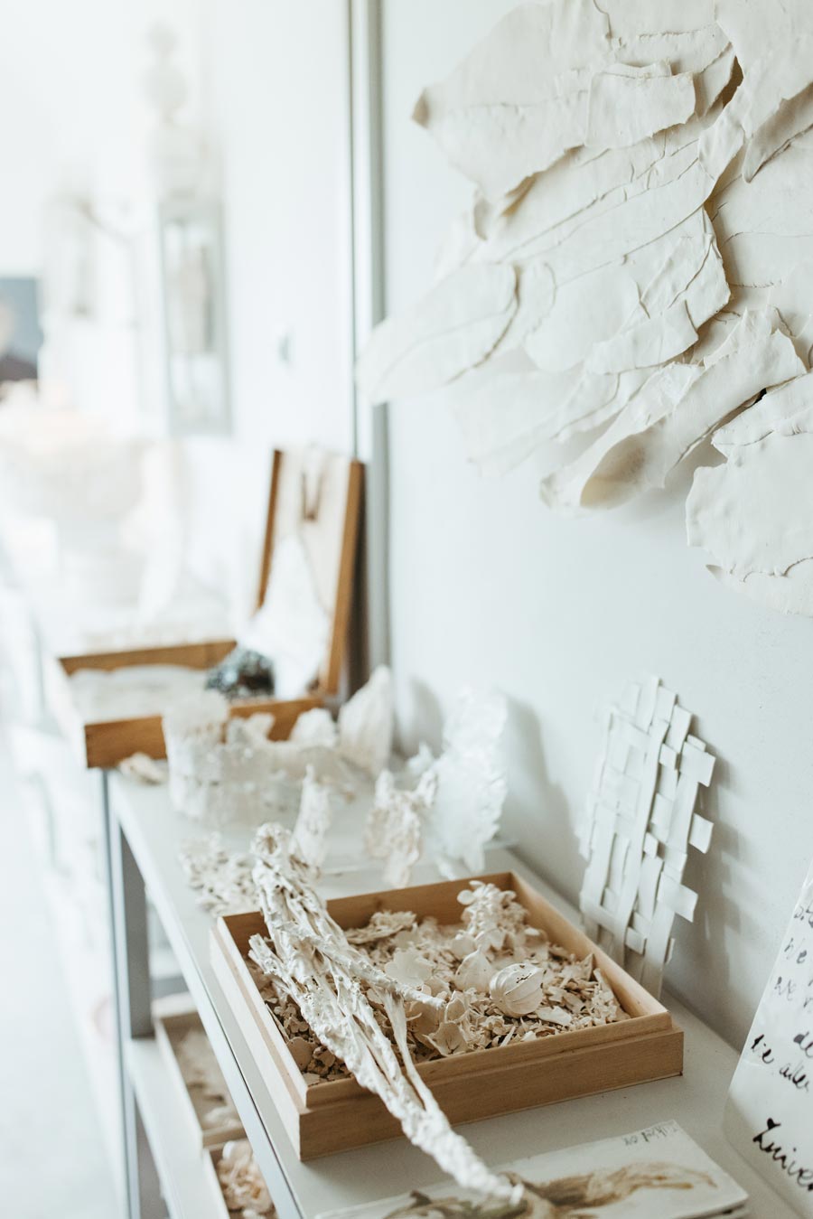 Artistieke elementen die de stijl van Zuiver Vlieland versterken.